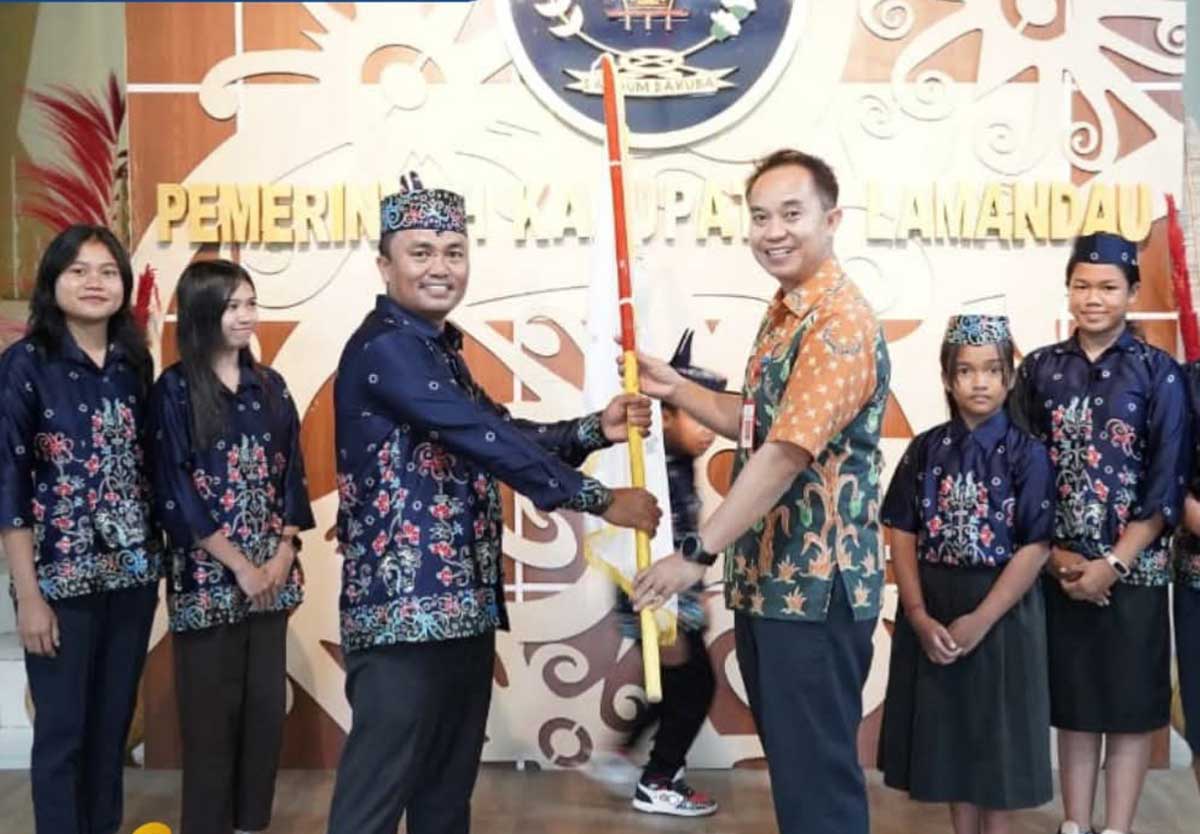 PELEPASAN: Asisten Pemerintahan dan Kesra Setda Lamandau Triadi melepas kontingen Lamandau mengikuti Festival Tandak Intan Kaharingan ke-12.