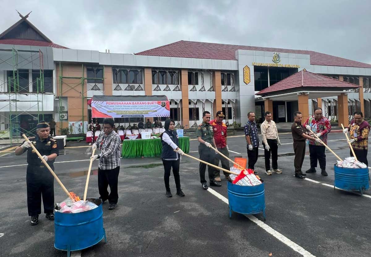 DIBAKAR: Kejaksaan Negeri Palangka Raya disaksikan stakeholder terkait memusnahkan barang bukti di halaman Kantor Kejari Palangka Raya, Kamis (20/11/2025).