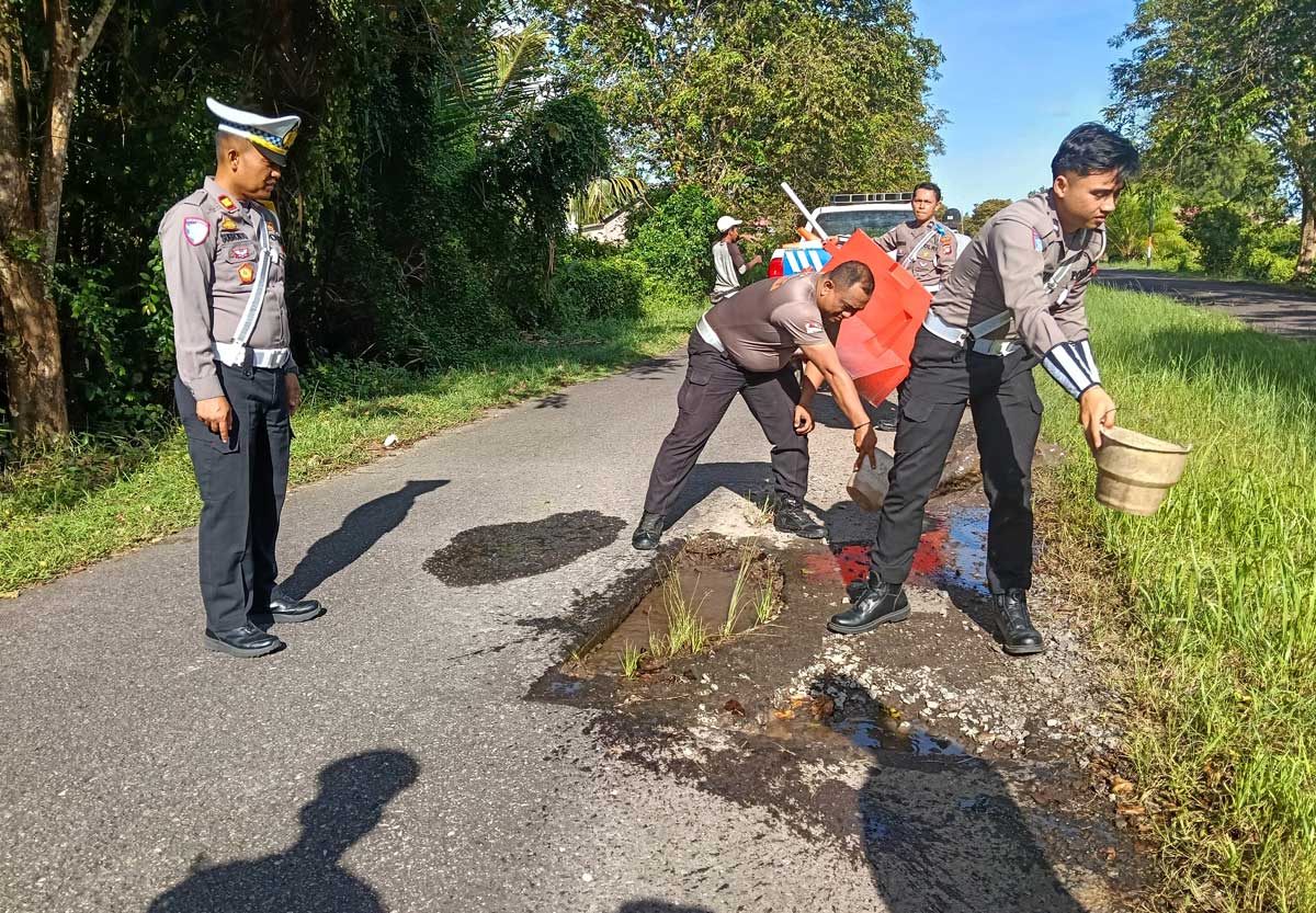 CEGAH KECELAKAAN: Petugas Satlantas Polres Seruyan saat menangani titik berlubang di ruas Jalan Ahmad Yani hingga Untung Suropati, Kamis (20/11).