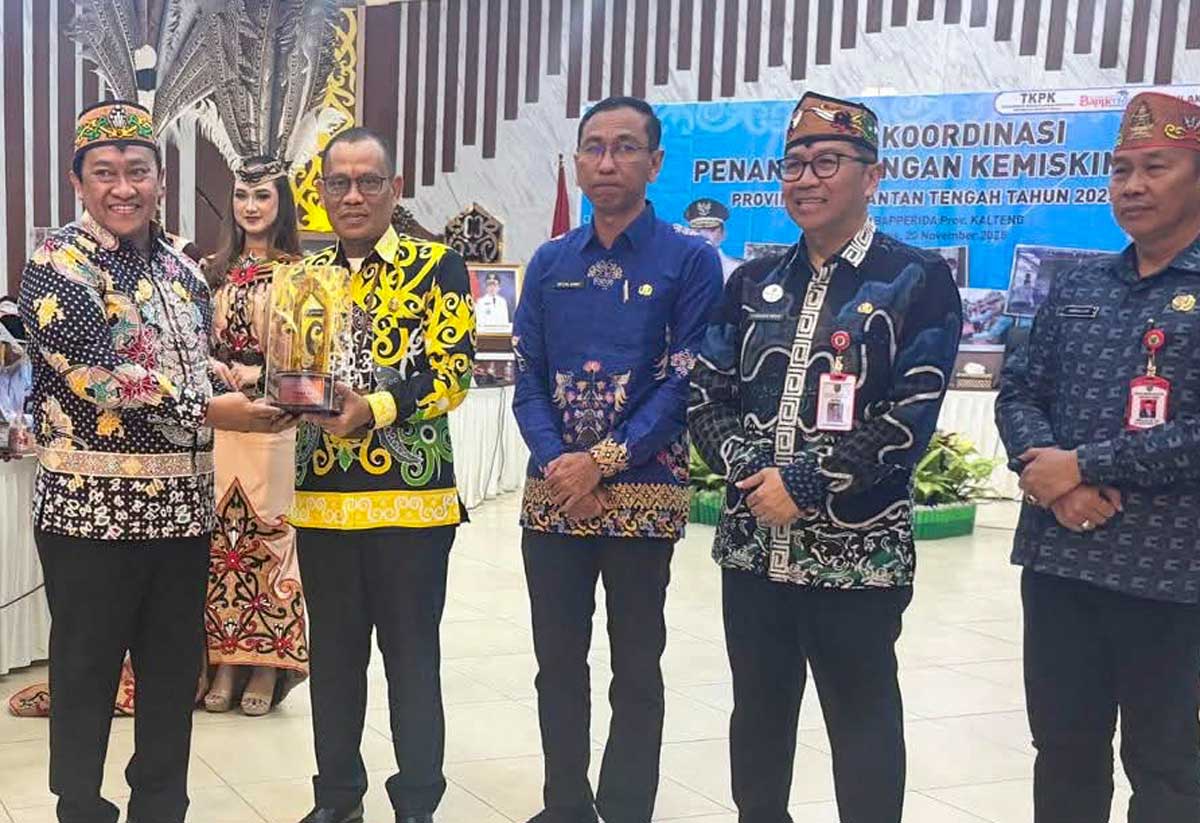 PRESTASI: Pj Sekda Seruyan menerima penghargaan langsung oleh Wakil Gubernur Kalimantan Tengah Edy Pratowo, Kamis (20/11).