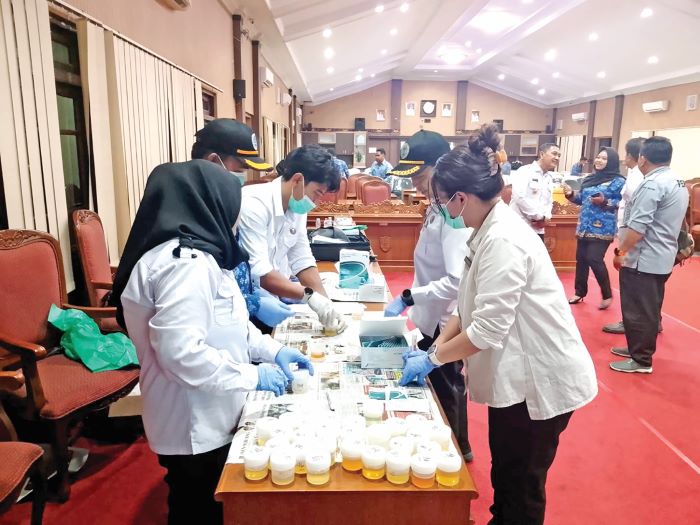 PEMERIKSAAN: Tes urine pada kegiatan sosialisasi bahaya narkoba di gedung DPRD Kotim, Senin (17/11/2025) lalu. FOTO: BNNK KOTIM/RADAR SAMPIT