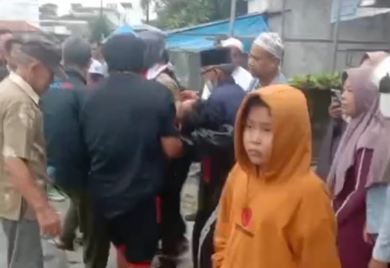LAKALANTAS: Sebuah tangkapan layar saat warga mengevakuasi pelajar SMA setelah terlibat kecelakaan di Jalan Partoe Muksin, Kecamatan MHS, Kotim, Kamis (20/11) pagi.&nbsp;SRI/RADAR SAMPIT