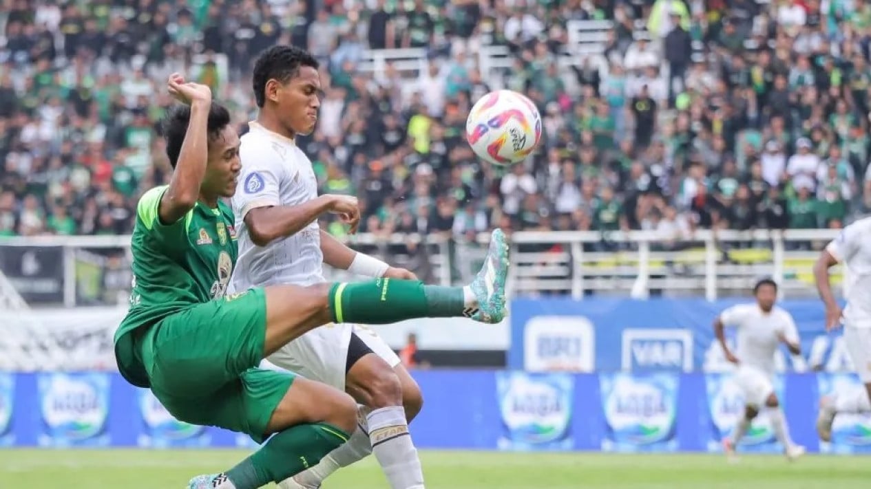 Pertemuan pemain Persebaya Surabaya dan Arema FC di tahun 2025