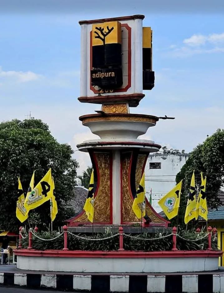 ILUSTRASI: Tugu Adipura di depan Istana Kuning, Kelurahan Raja, Kecamatan Arsel, Kabupaten Kotawaringin Barat. FOTO: IST/RADAR SAMPIT