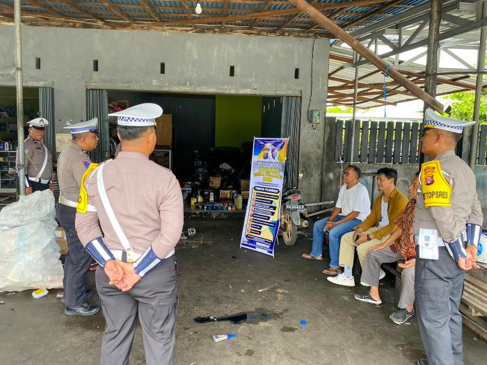 IMBAUAN: Personel Satlantas Polres Seruyan mendatangi pemilik bengkel dan mengingatkan untuk tidak menjual knalpot yang tidak sesuai spesifikasi. FOTO: POLRES SERUYAN/RADAR SAMPIT
