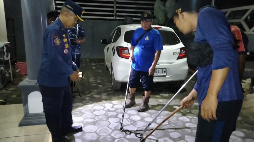 Tim Rescue Dinas Pemadam Kebakaran dan Penyelamatan (Damkar) Kota Palangka Raya saat melakukan evakuasi seekor ular jenis Piton di pemukiman warga, baru-baru tadi.