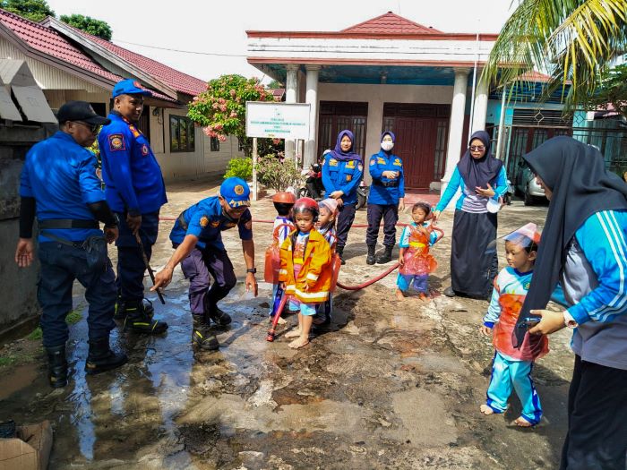 EDUKASI: Murid TK Ananda Kuala Pembuang dikenalkan keselamatan kebakaran oleh petugas Dinas Pemadam Kebakaran dan Penyelamatan Seruyan. FOTO: DAMKAR SERUYAN/RADAR SAMPIT