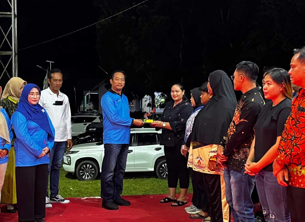 LESTARIKAN BUDAYA: Bupati Sukamara Masduki menyerahkan trofi pemenang lomba FBGB.