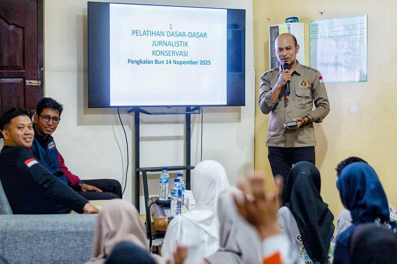 JURNALISTIK: Ketua PWI Kobar Syamsudin Danuri saat menyampailan materi pelatihan jurnalistik kepada para pelajar SMA. (Istimewa)