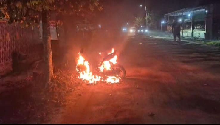 TERBAKAR: Motor jenis Beat terbakar di Jalan Walter Hugo, Kecamatan Baamang, Sampit, Jumat (22/11) malam