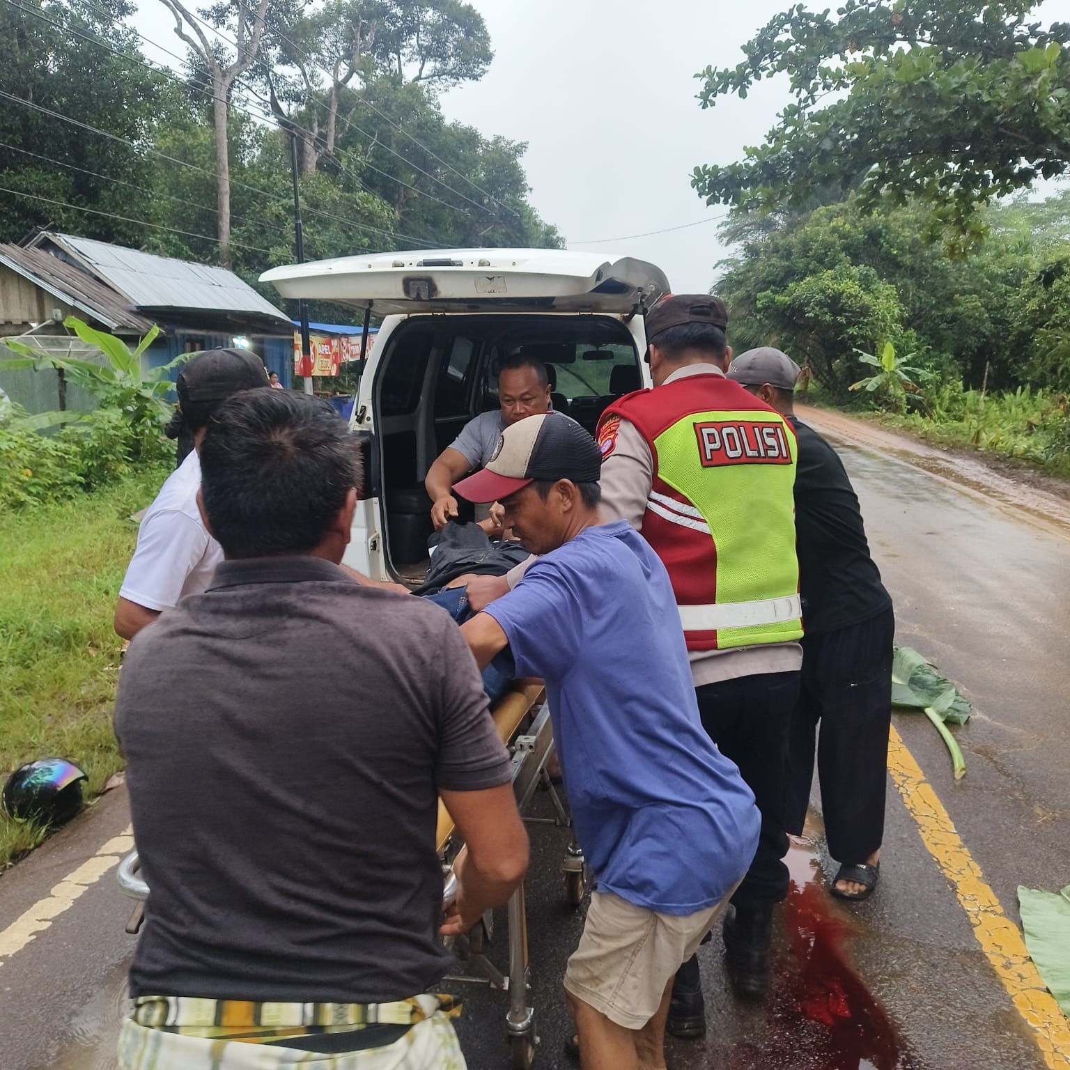 Petugas Polisi dan warga saat mengevakuasi korban laka lantas di Jalan Tjilik Riwut, Desa Jemaras, Kabupaten Kotim, Kamis (20/11) pagi.