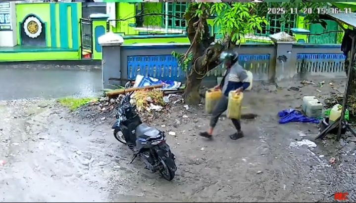 MALING BBM: Pelaku pencurian saat beraksi, mengembat dua galon BBM milik pengetab di belakang SPBU Paku Negara, Pangkalan Bun, belum lama tadi. FOTO: TANGKAPAN LAYAR/RADAR SAMPIT
