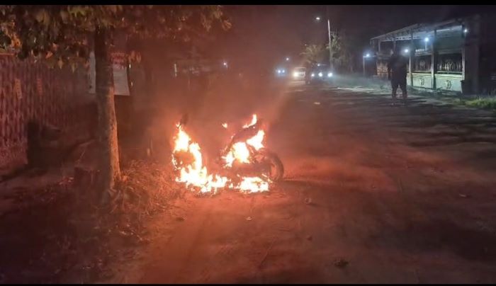 TERBAKAR : Sepeda motor jenis Honda Beat terbakar di Jalan Walter Hugo, Kecamatan Baamang, Sampit, Jumat (22/11/2025) petang. FOTO: YONO/RADAR SAMPIT