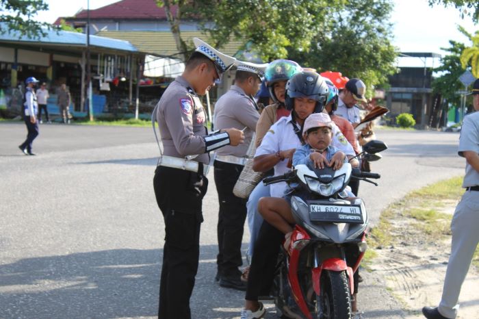 PENERTIBAN : Suasana penertiban pajak kendaraan bermotor yang dilakukan oleh tim gabungan, Selasa (18/11/2025) lalu. FOTO : BAPENDA GUMAS/RADAR SAMPIT