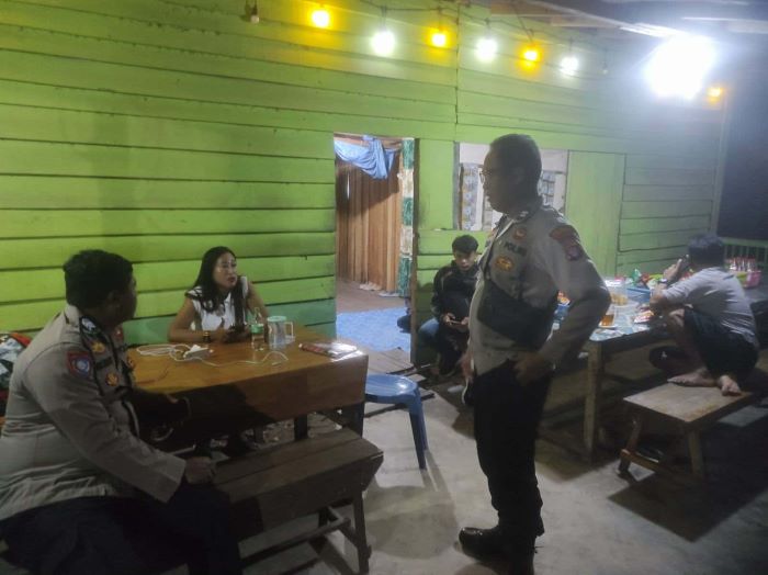 PATROLI : Polsek Bukit Batu patroli dialogis dengan menyambangi sebuah warung di Kelurahan Tangkiling, Kecamatan Bukit Batu, Kamis (20/11/2025) malam. FOTO: POLSEK BUKIT BATU/RADAR SAMPIT