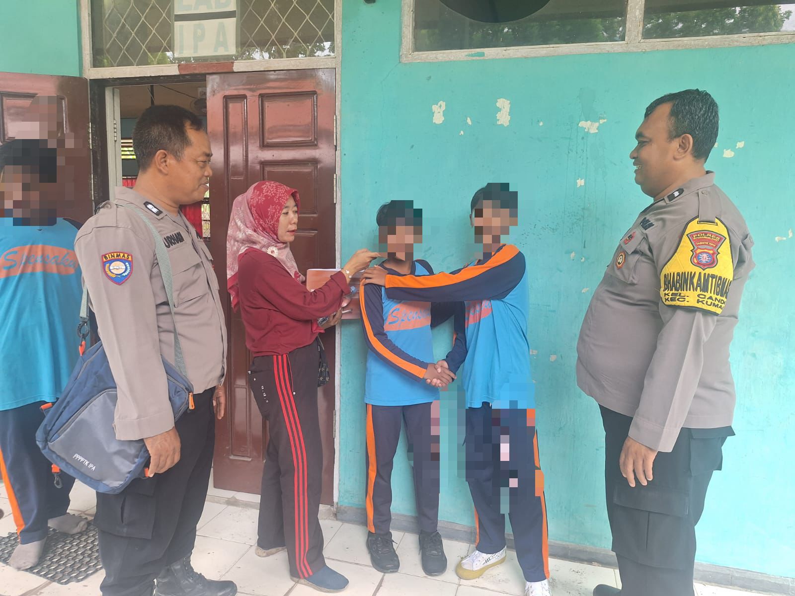 DAMAI: Bhabinkamtibmas dari Polsek Kumai saat mendamaikan dua siswa yang terlibat perkelahian dan viral di medsos. (Polres Kobar/Radar Sampit)