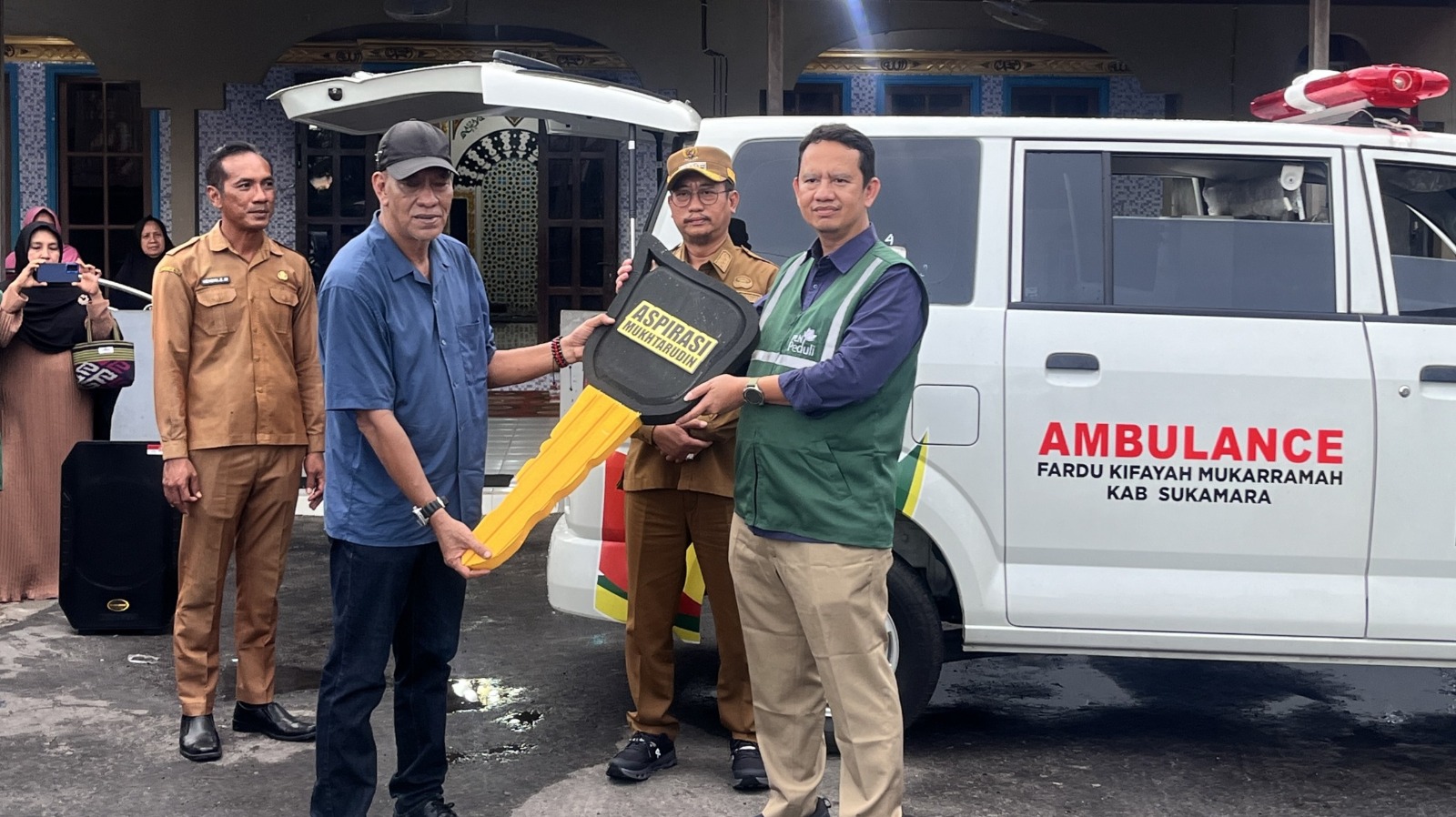 Penyerahan bantuan dilakukan secara simbolis oleh Manager PLN UP3 Pangkalan Bun, Saut Pardomuan Pandjaitan, kepada Ketua Pengurus Masjid Mukarromah, Darmadi. Momen tersebut turut disaksikan oleh Bupat