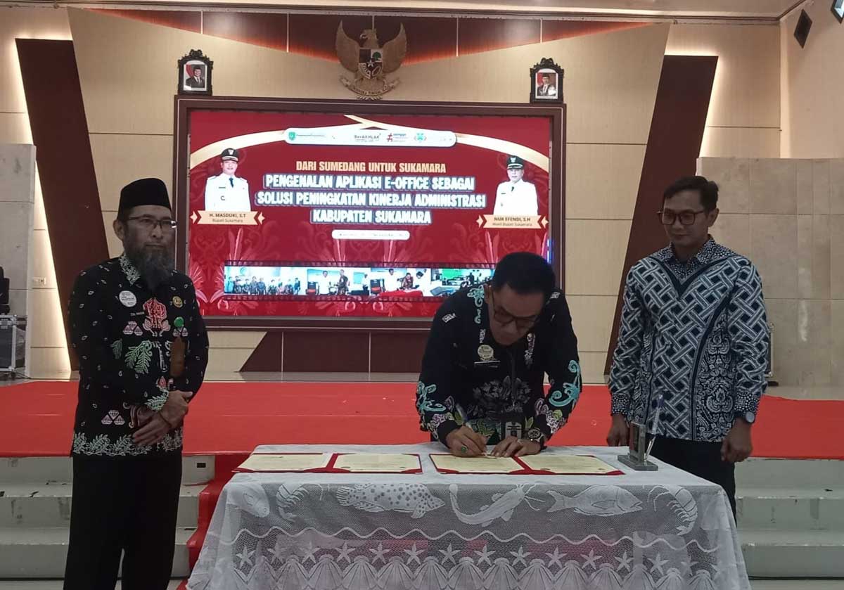 KERJA SAMA: Penandatangan komitmen antara Dinas Kominfo Sukamara dan Kominfo Sumedang terkait aplikasi E-Office.