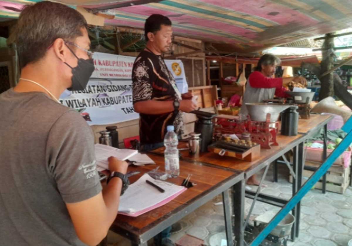 PASTIKAN TEPAT: Sidang tera alat ukur takar, timbang dan perlengkapan (UTTP) di pasar tradisional di Kotawaringin Pangkalan Bun, Kabupaten Kotawaringin Barat, belum lama ini.