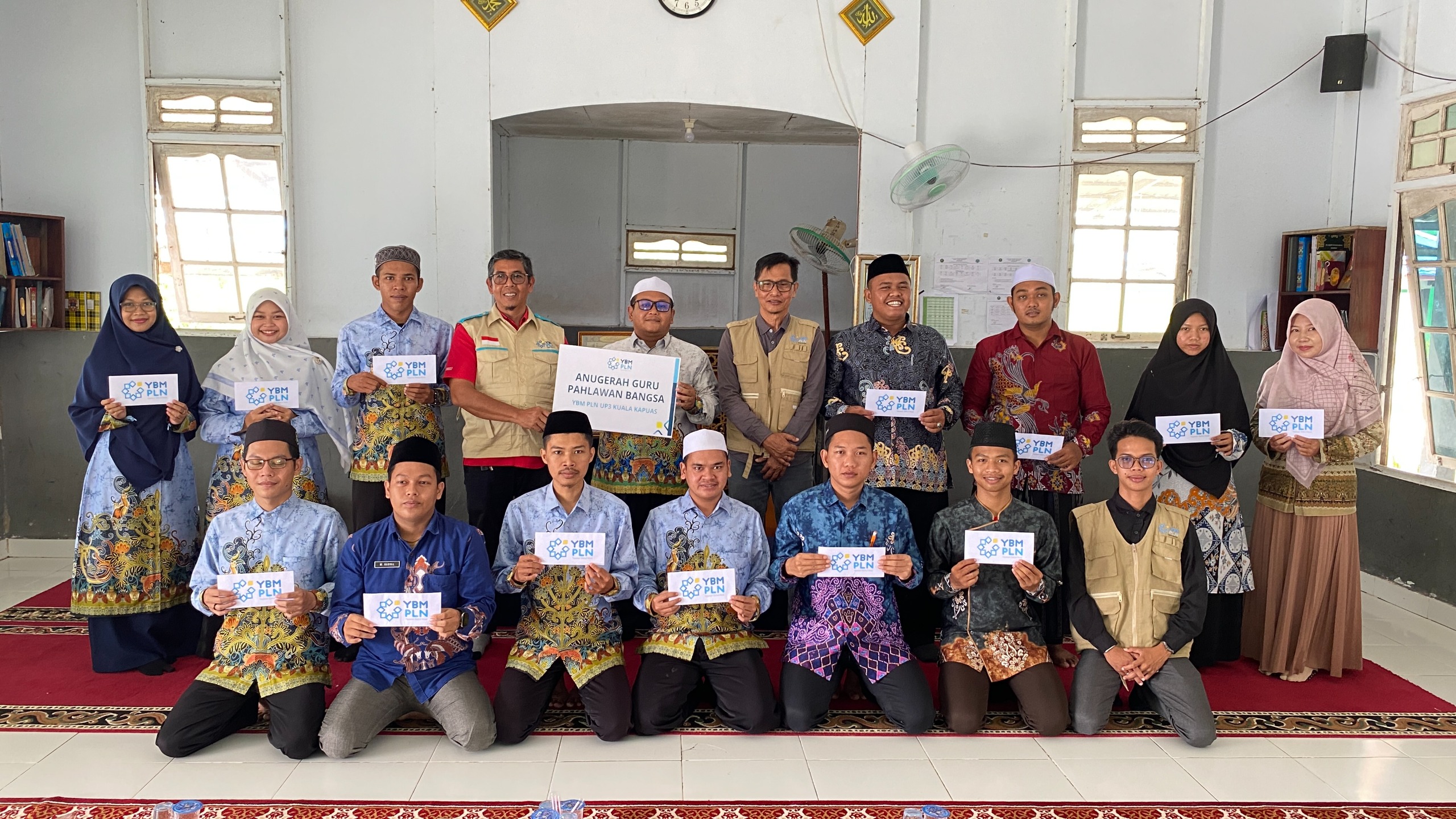 Tim YBM PLN UID Kalselteng menyalurkan bantuan program pendidikan &ldquo;Anugerah Guru Pahlawan Bangsa&rdquo; untuk para pengajar Pondok Pesantren Darul Khoir Arrosyid.