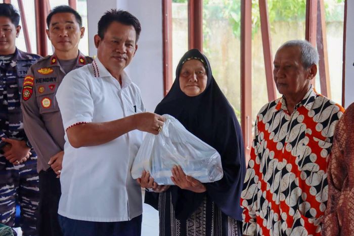 BANTUAN: Bupati Seruyan, Ahmad Selanorwanda menyerahkan bantuan pangan Presiden RI yang dirangkai dengan Pasar Murah di Aula Kelurahan Kuala Pembuang II, Kecamatan Seruyan Hilir. FOTO : RIFANI