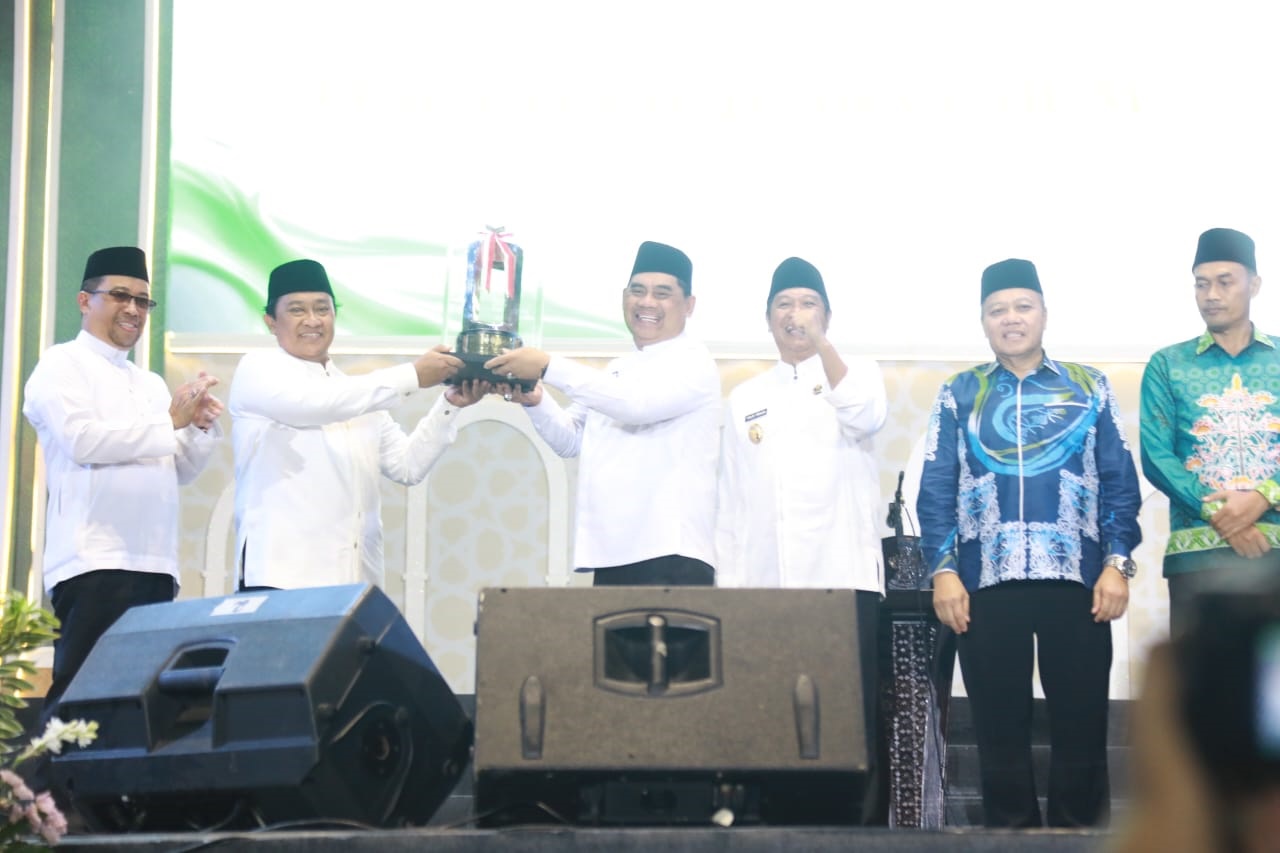 Wagub Kalteng ketika menyerahkan Piala Juara Umum MTQH ke XXXIII Se Kalteng, saat acara penutupan, Jumat (21/11) malam.