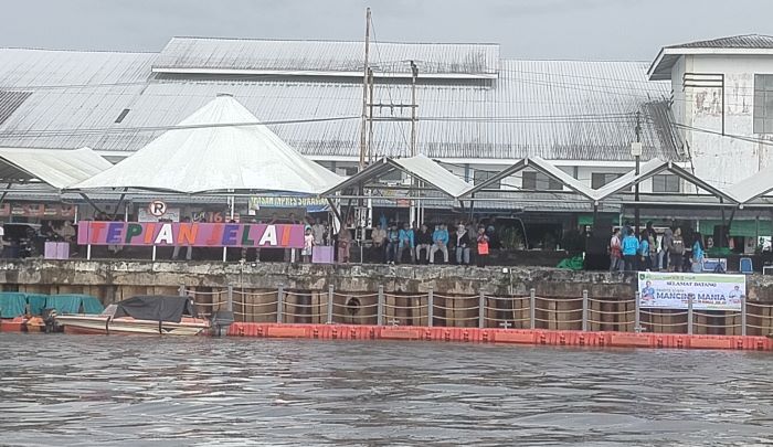 DERMAGA: Sebuah dermaga apung disediakan di kawasan pelabuhan Pasar Inpres Sukamara. FOTO: FAUZIANNUR/RADAR SAMPIT