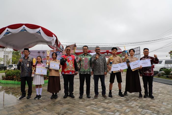 LUAR BIASA : Pemerintah Kota Palangka Raya menyampaikan apresiasi kepada puluhan siswa berprestasi dari jenjang SD/MI dan SMP/MTs di halaman Dinas Pendidikan Kota Palangka Raya. FOTO: DODI/RADAR SAMPI