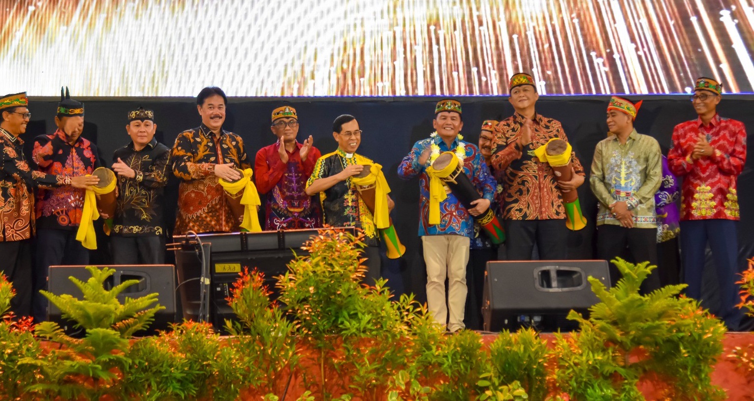 Gubernur Kalteng Agustiar Sabran bersama tokoh agama Katolik dan unsur forkopimda saat membuka Pesparani Katolik ke 1 Se Kalteng, Jumat (21/11)