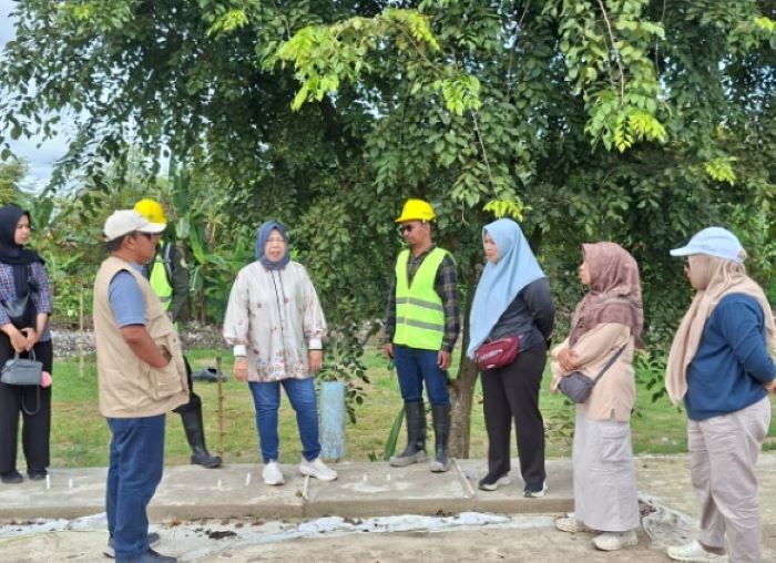 TINJAU : Bupati Kobar Hj Nurhidayah meninjau bangunan fisik pabrik RDF di TPA Translik Pasir Panjang, Kecamatan Arut Selatan, Sabtu (22/11/2025). FOTO: IST/RADAR SAMPIT