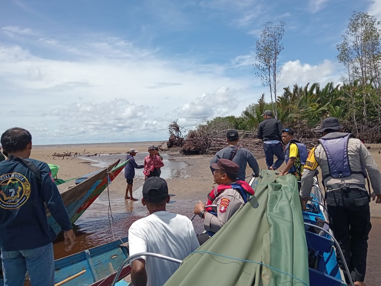 Petugas gabungan saat menyisir lokasi hilangnya Muhran (63), setelah diterkam Buaya, Sabtu (22/11)