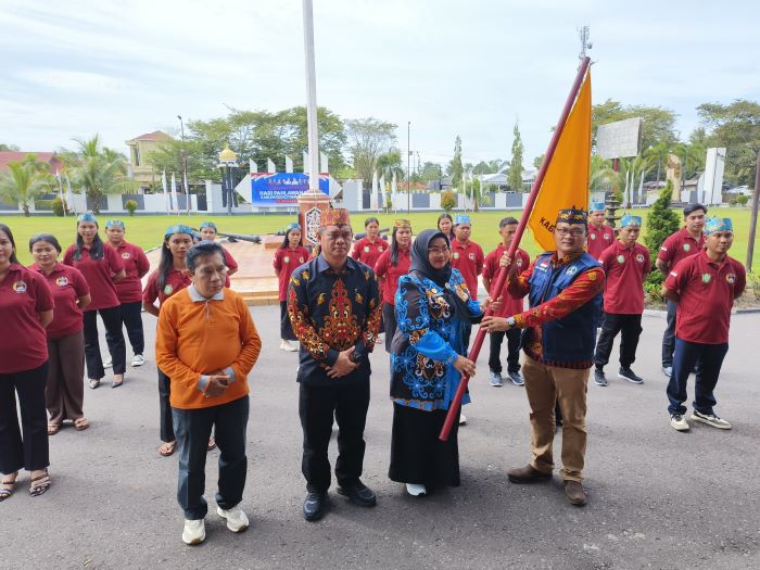 PELEPASAN : Wabup Kotim Irawati melepas keberangkatan peserta kontingen untuk mengikuti Festival Tandak Intan Kaharingan Kalteng, Jumat (21/11/2025). FOTO: TAUFIK/RADAR SAMPIT