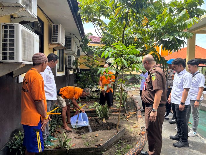 DIKUBUR: Satresnarkoba Polres Seruyan memusnahkan barang bukti sabu dengan cara dicampur cairan kimia lalu dikubur dalam tanah, Sabu (22/11/2025): FOTO: RIFANI/RADAR SAMPIT