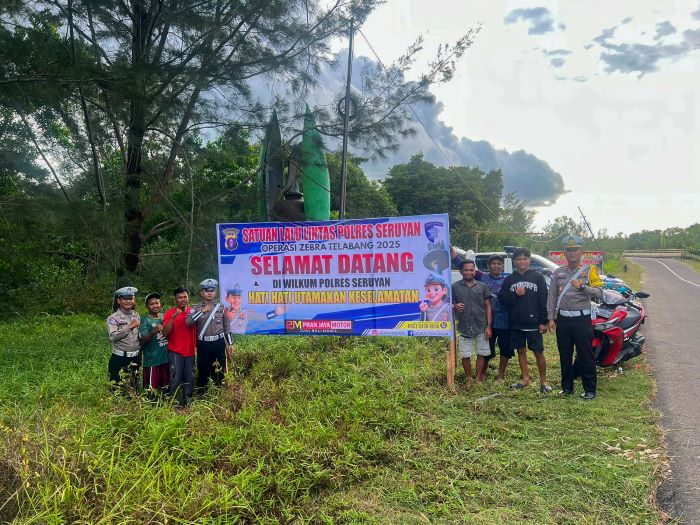 IMBAUAN: Satlantas Polres Seruyan memasang spanduk imbauan keselamatan berkendara di perbatasan wilayah. FOTO : IST/RADAR SAMPIT
