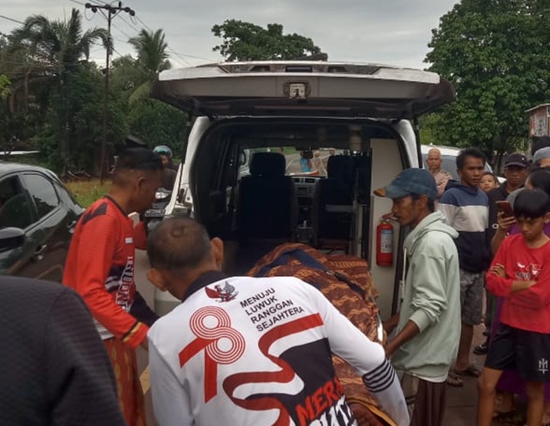 LAKALANTAS: Petugas Polisi dan warga saat mengevakuasi korban tabrak lari di Jalan Tjilik Riwut, Kecamatan Cempaga, Kabupaten Kotim, Sabtu (22/11) pagi.&nbsp;SAMSUL/RADAR SAMPIT