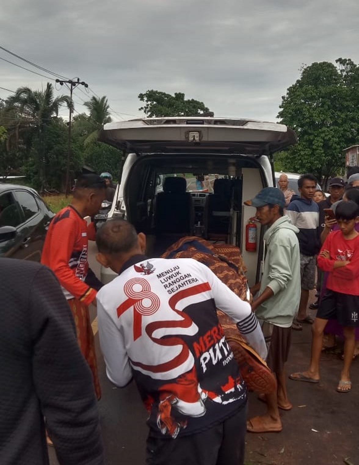 Petugas Polisi dan warga saat mengevakuasi korban tabrak lari di Jalan Tjilik Riwut, Kecamatan Cempaga, Kabupaten Kotim, Sabtu (22/11) pagi.