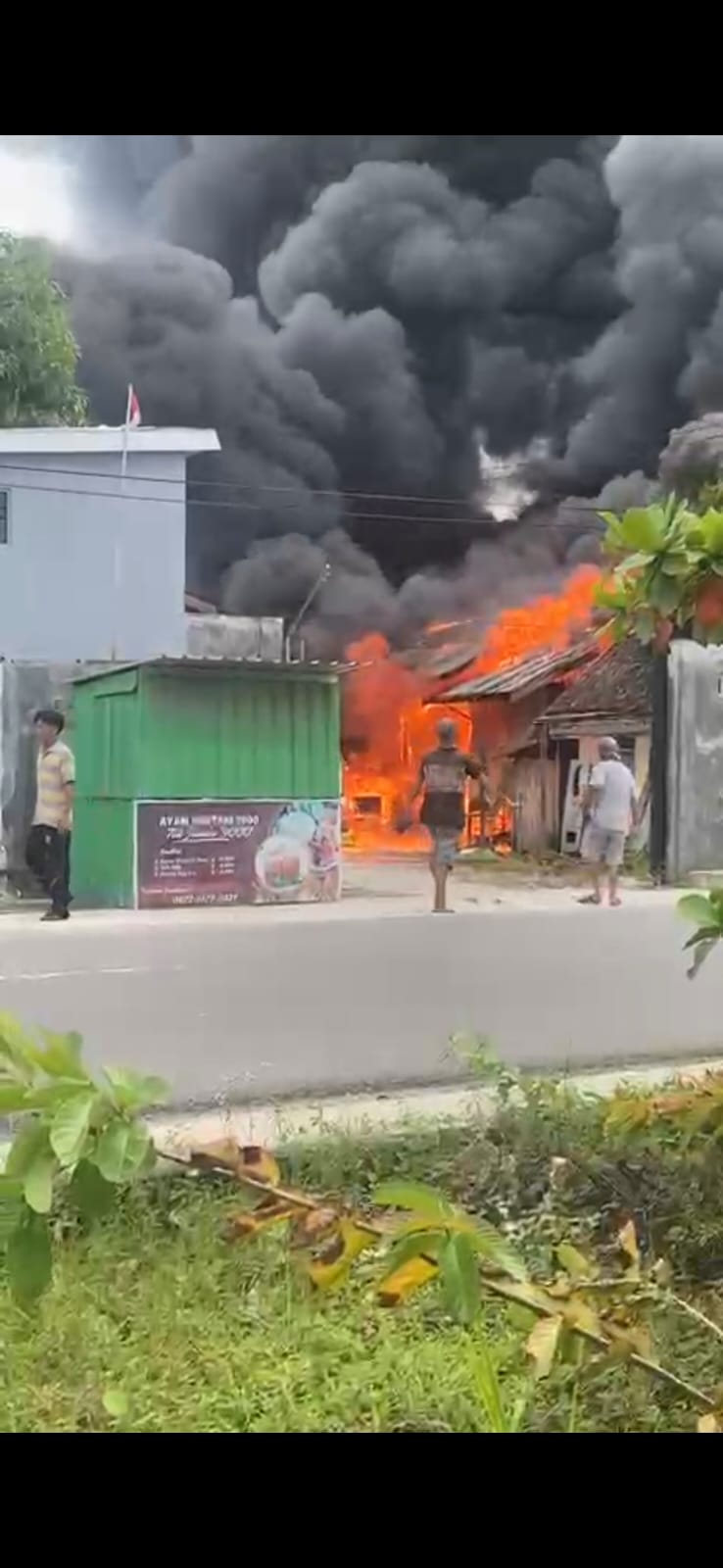 Kebakaran di sebuah gudang kendaraan penyimpanan BBM di Jalan Kembali, Kecamatan MB Ketapang, Sampit, (23/11) pagi.