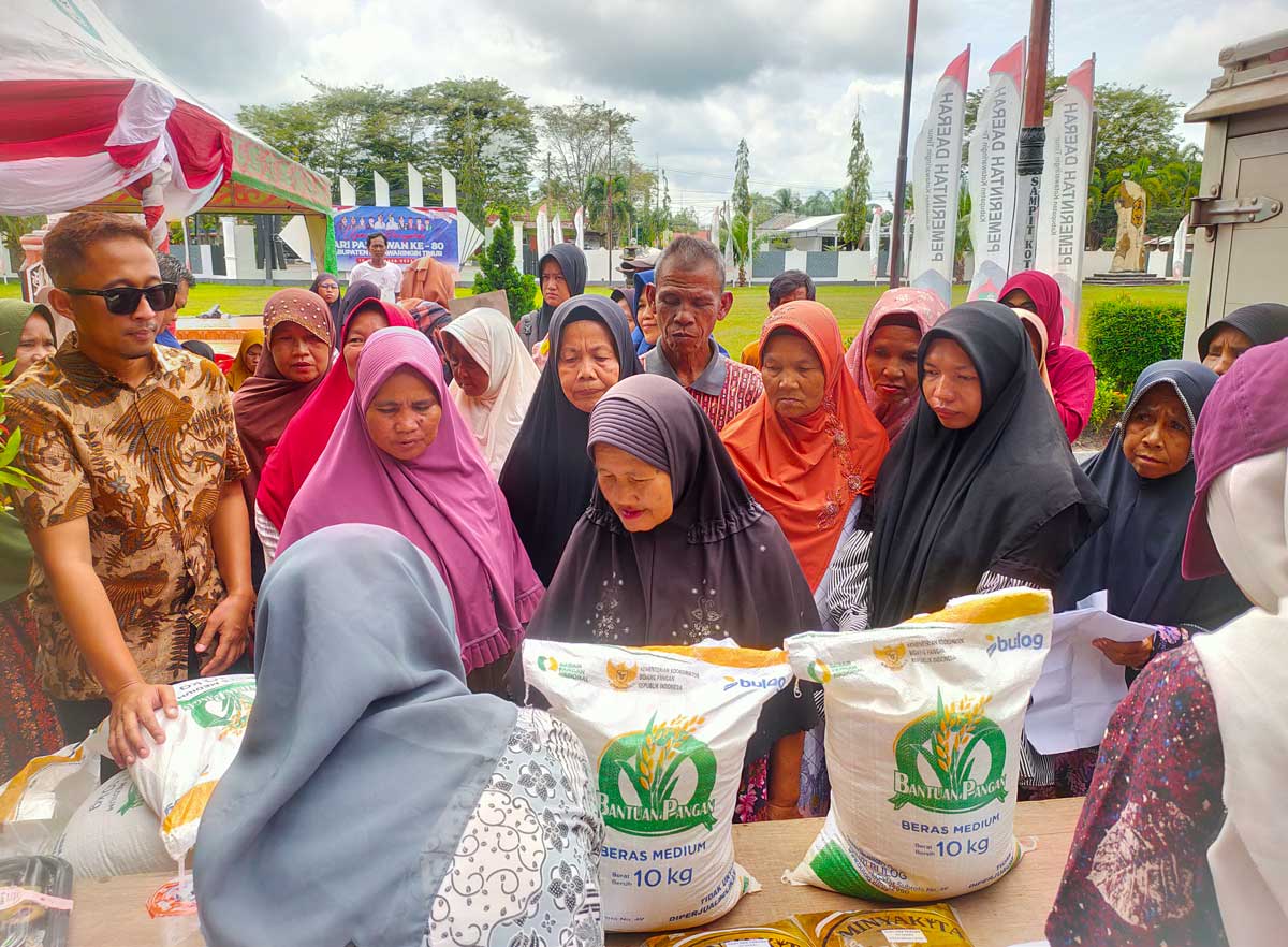 BANTUAN: Penyaluran bantuan pangan Presiden di halaman Kantor Bupati Kotim, Sabtu (22/11).