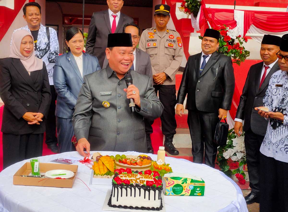 HARI GURU: Bupati Kotim Halikinnor saat menghadiri peringatan Hari Guru Nasional Tahun 2025 dan HUT PGRI ke-80 di Stadion 29 November Sampit, Sabtu (22/11).