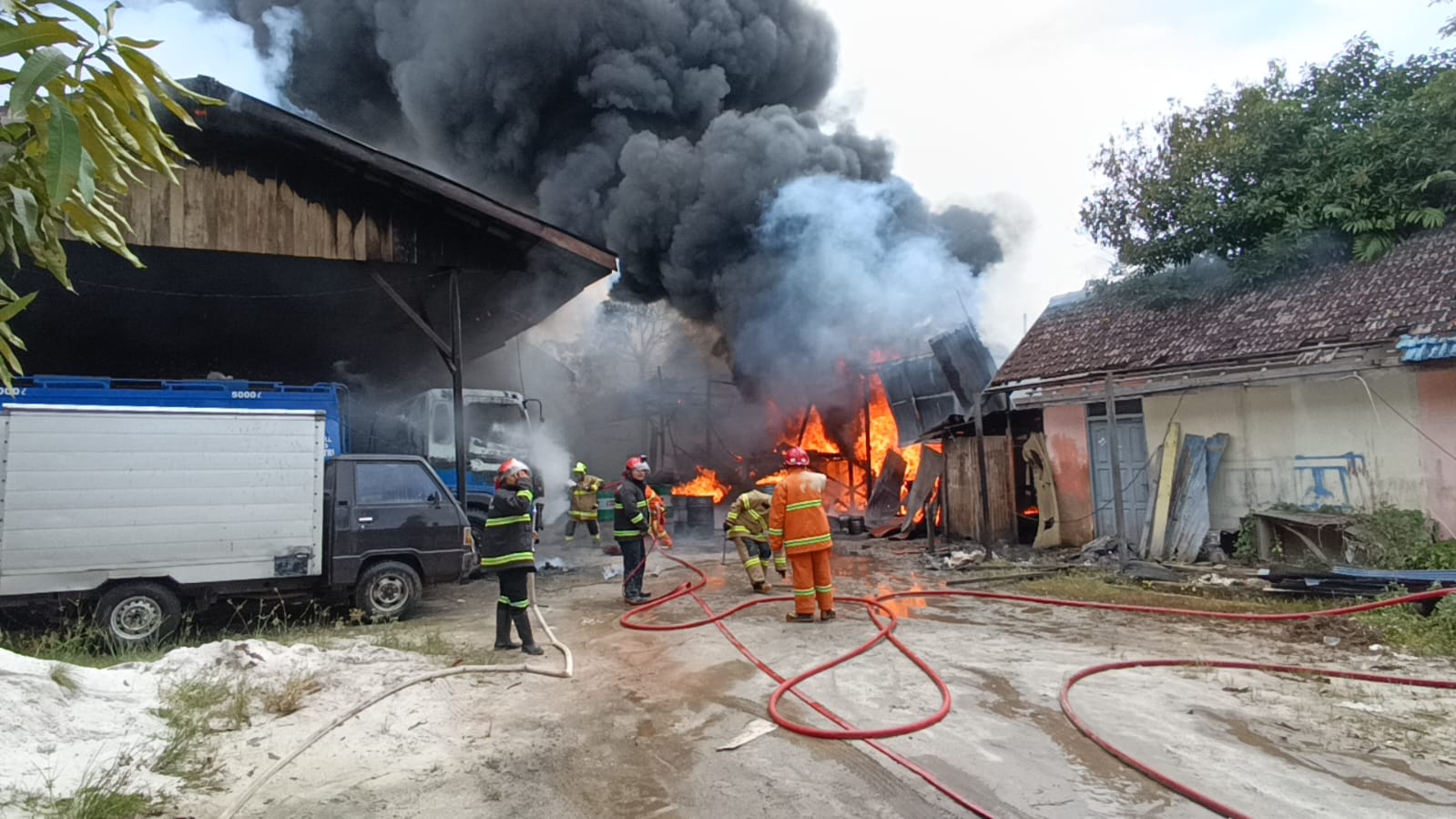 Kebakaran hebat terjadi di Jalan Kembali, Kecamatan Mentawa Baru Ketapang, Kabupaten Kotawaringin Timur (Kotim), sekitar pukul 11.30 WIB