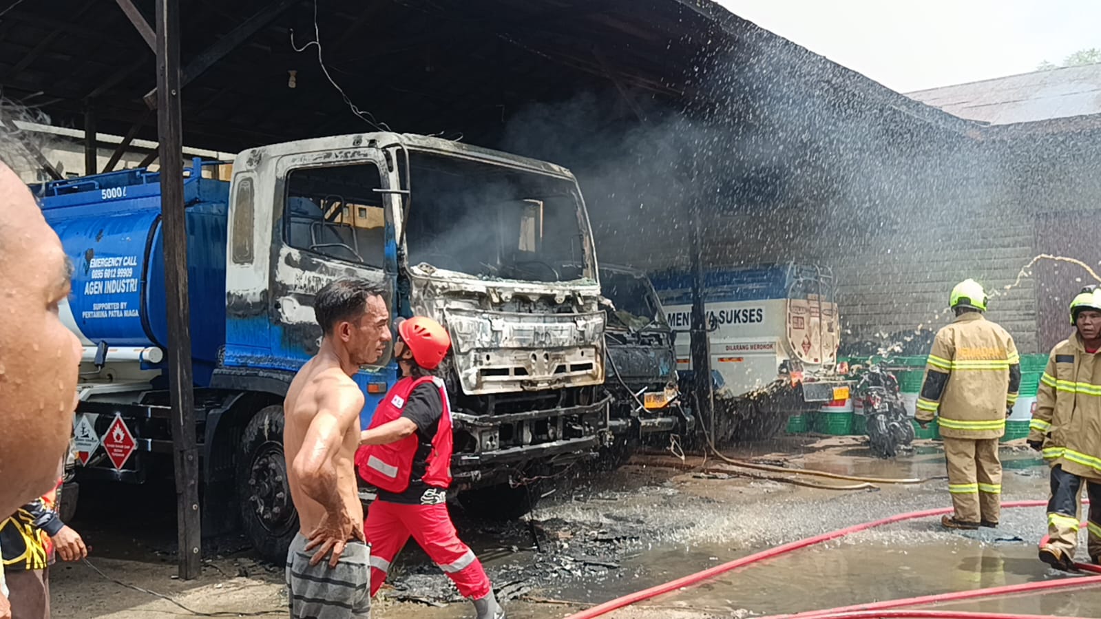 Dua Truk Tangki BBM, Sepeda Motor, dan Gudang Ludes Terbakar di Jalan Kembali Dekat Alfamart