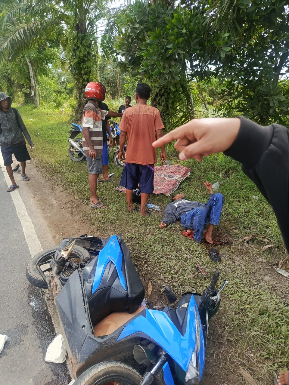 Warga saat menolong korban lakalantas di Jalan Sudirman KM 7,5 Sampit, Minggu (23/11)