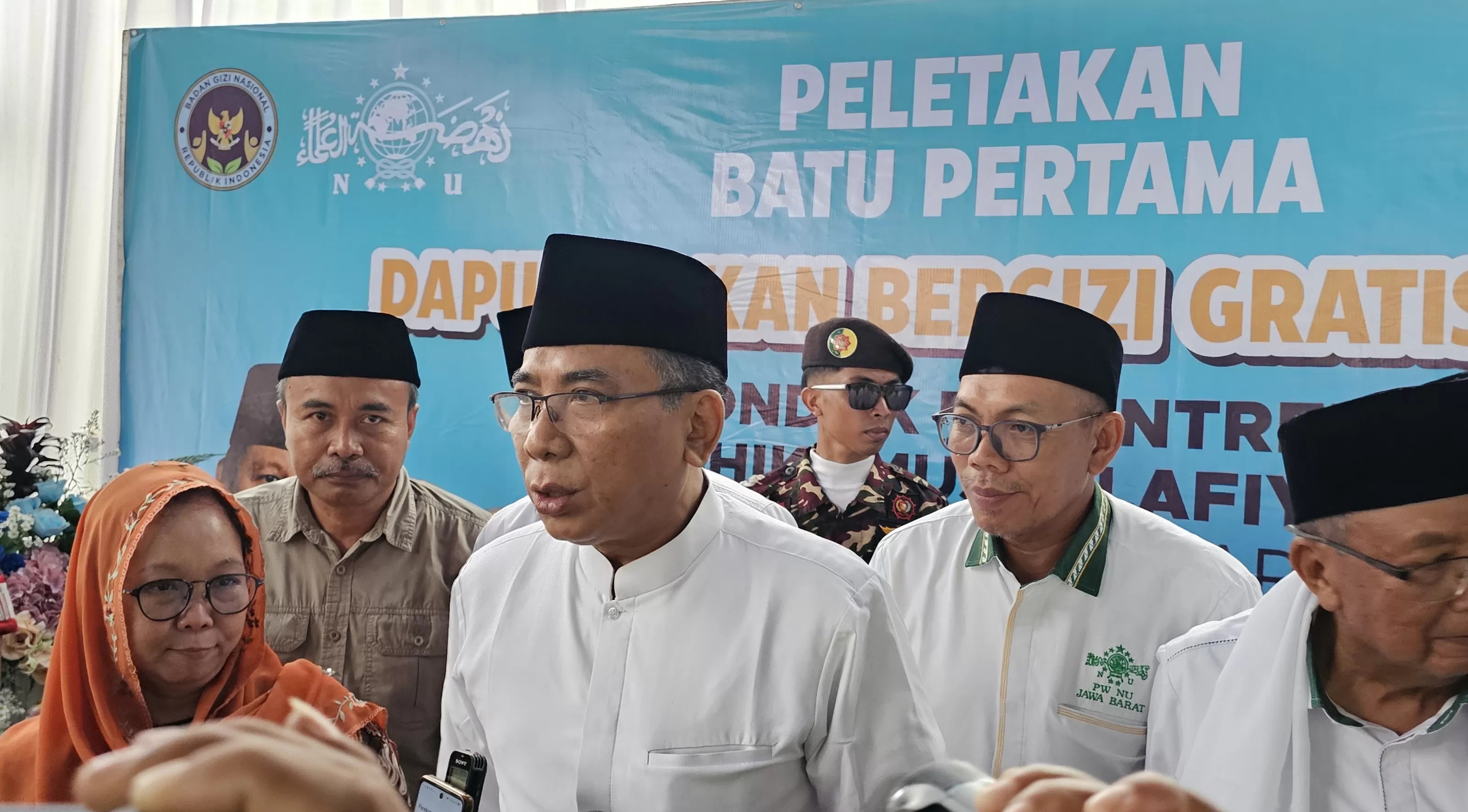 Ketua Umum PBNU Yahya Cholil Staquf alias Gus Yahya usai peletakan batu pertama pembangunan dapur MBG di Pondok Pesantren Al-Hikamussalafiyah, Purwakarta, Jawa Barat. (Muhammad Ridwan/JawaPos.com)