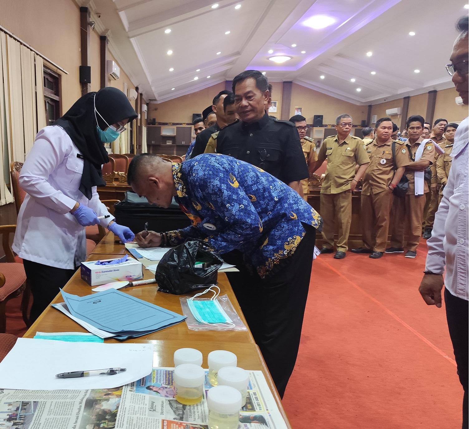 Kegiatan tes urine di DPRD Kotim yang diikuti sejumlah ASN, anggota legislatif, kades dan aparatur kelurahan serta kecamatan, Senin (17/11) lalu.