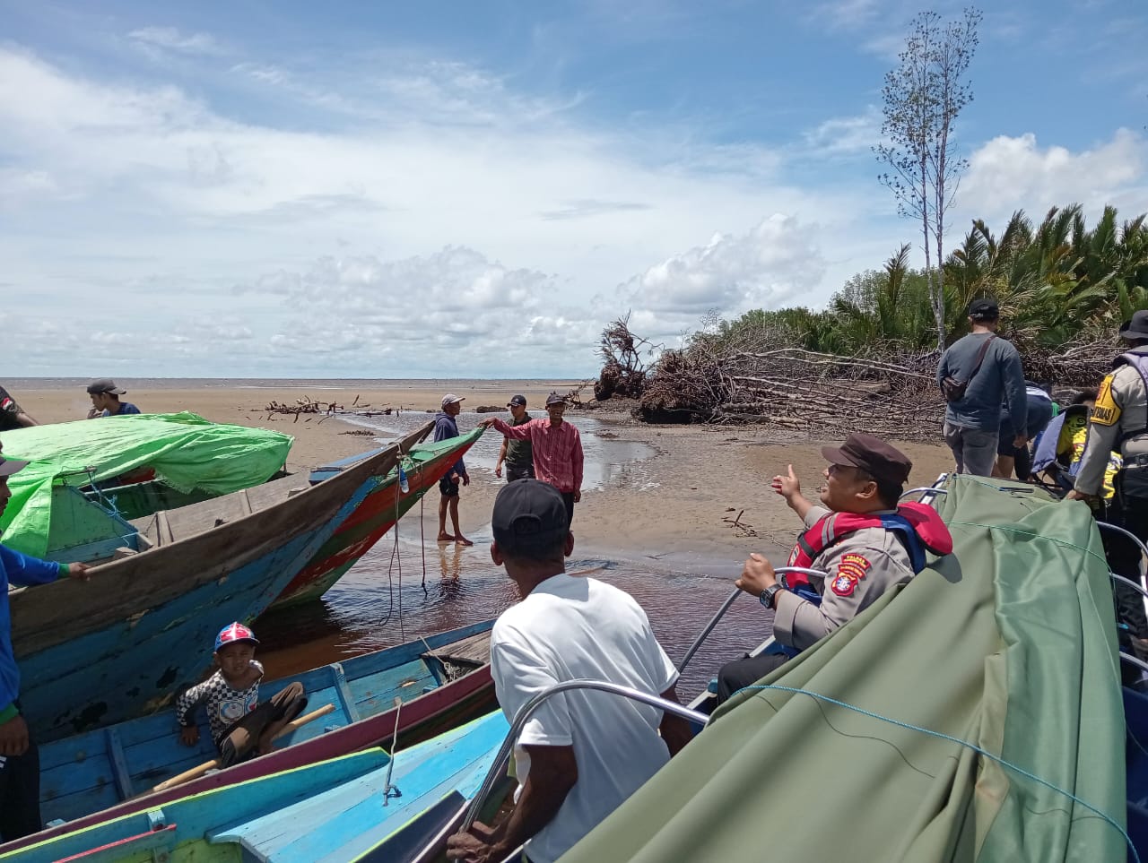 PENCARIAN : Tim Gabungan melakukan proses pencarian korban hilang diterkam buaya di Desa Satiruk, Sabtu (22/11).&nbsp;BPBD KOTIM UNTUK RADAR SAMPIT