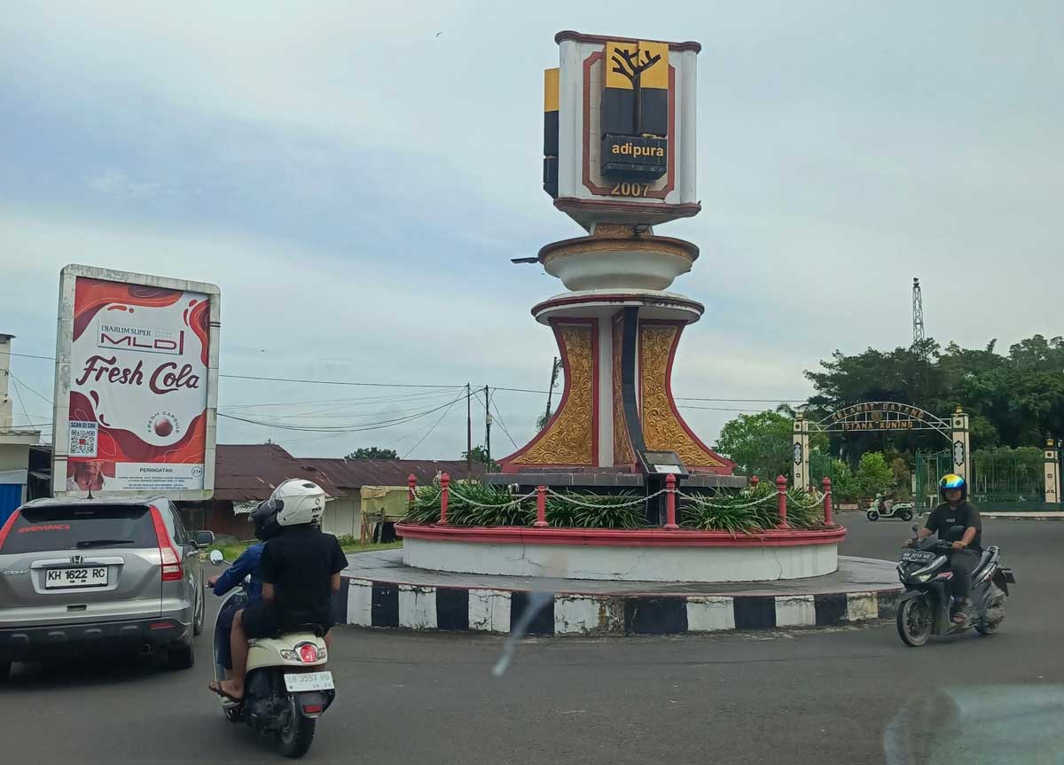 PERLU SENTUHAN LAGI: Tugu Piala Adipura di simpang empat Jalan Diponegoro, Kelurahan Raja, Kecamatan Arsel, Kabupaten Kotawaringin Barat, Minggu (23/11).