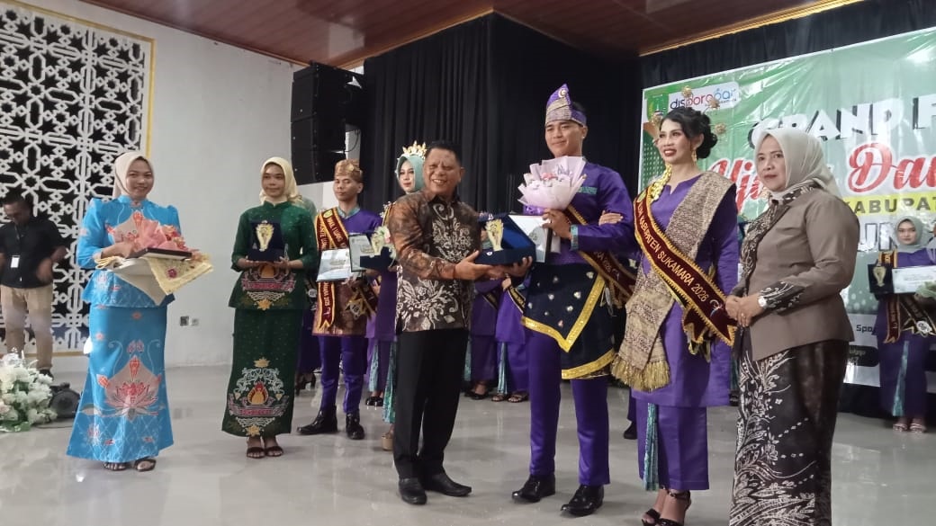 Wakil Bupati Sukamara Nur Efendi menyerahkan penghargaan bagi juara Ujang dan Aluh Sukamara 2025.
