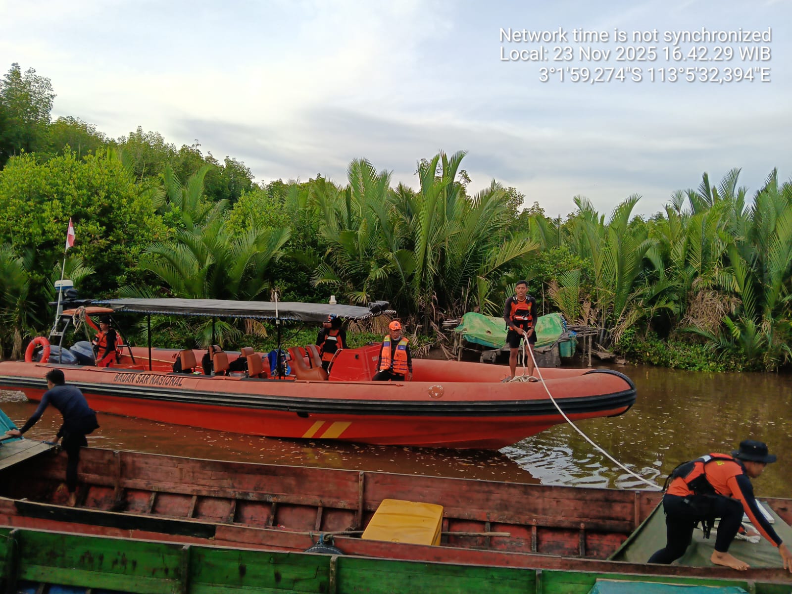 Tim gabungan melakukan pencarian terhadap Muhran, warga Desa Satiruk yang jadi koban serangan buaya,Senin (24/11/2025).Pencarian dilakukan menyisir Sungai Rangkang (Anak Sungai Mentaya)