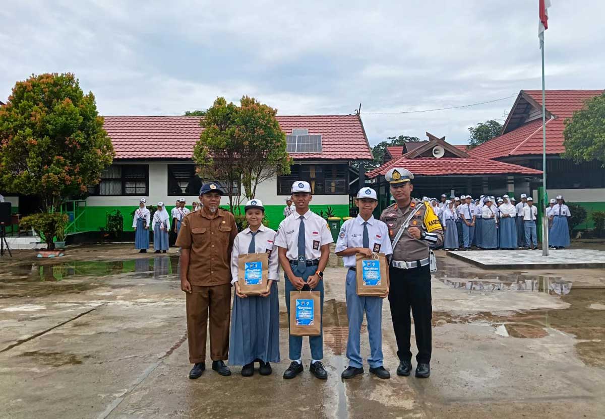 EDUKASI: Satlantas Polres Seruyan saat memberikan edukasi keselamatan berlalu lintas di SMKN 1 Kuala Pembuang.