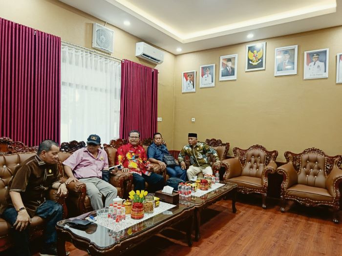 SAMBUT TAMU: Wakil Ketua I DPRD Kotim, Juliansyah bersama dengan Ketua Komisi II, Akhyanoor menerima kunjungan dari DPRD Nabire, Papua Tengah. FOTO: RADO/RADAR SAMPIT